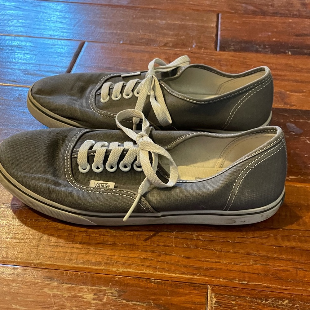 VANS Unisex Gray Sneakers. Size 7.5 Women’s; Size 6 Men’s.